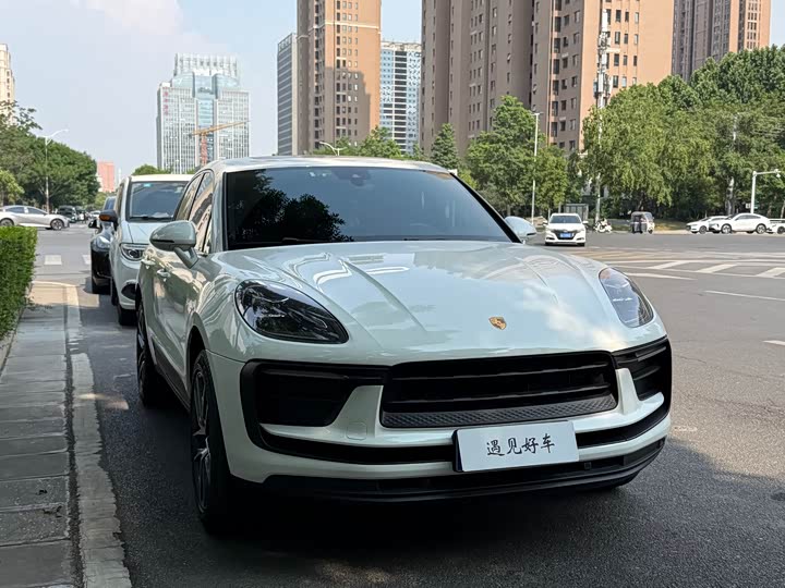 Photo 2 - Porsche Macan
