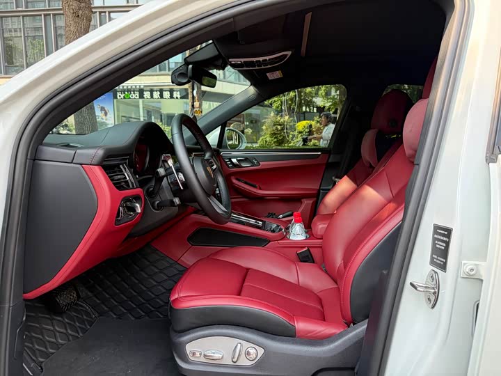 Photo 3 - Porsche Macan