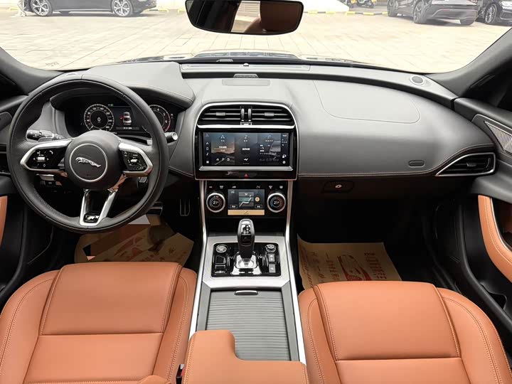 Фото 3 - Jaguar XE L