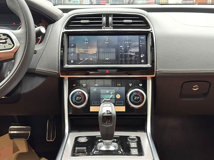 Фото 4 - Jaguar XE L
