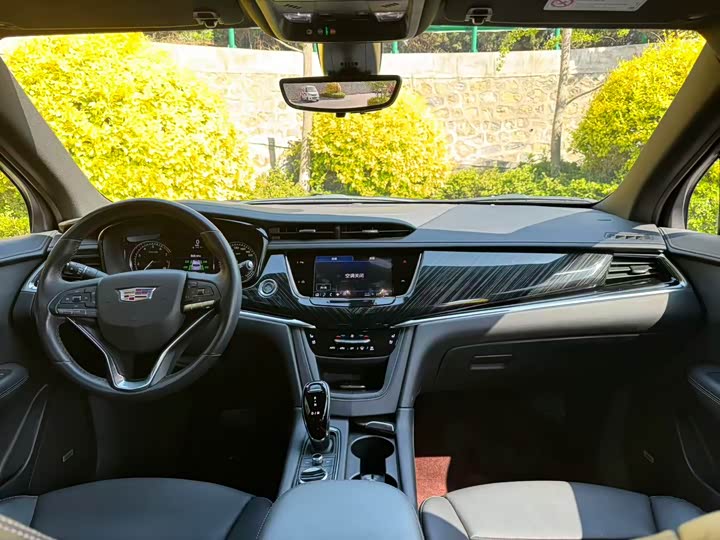 Фото 9 - Cadillac XT6