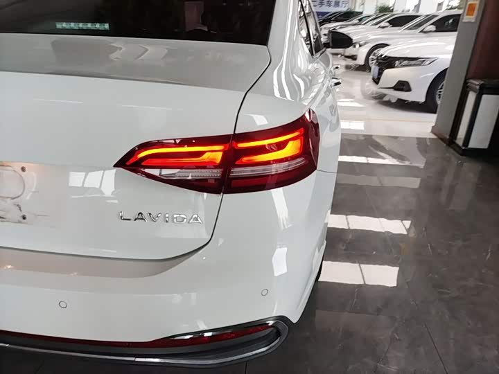 Фото 8 - Volkswagen Lavida