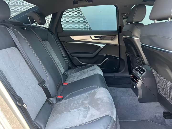 Фото 8 - Audi A6L