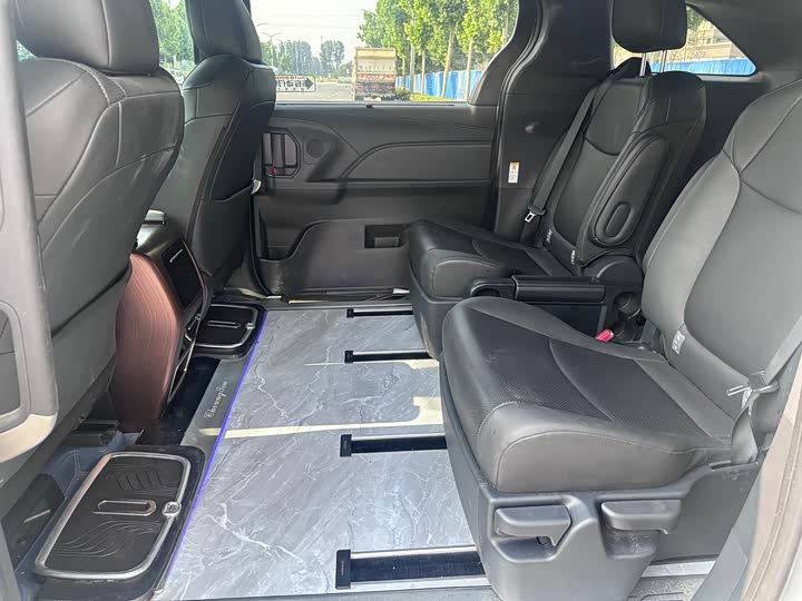 Toyota Sienna 2024 2024款 2.5L混动 四驱豪华版