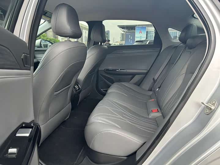 Geely Galaxy L6 2025 2025款 EM-i 140km 远航版