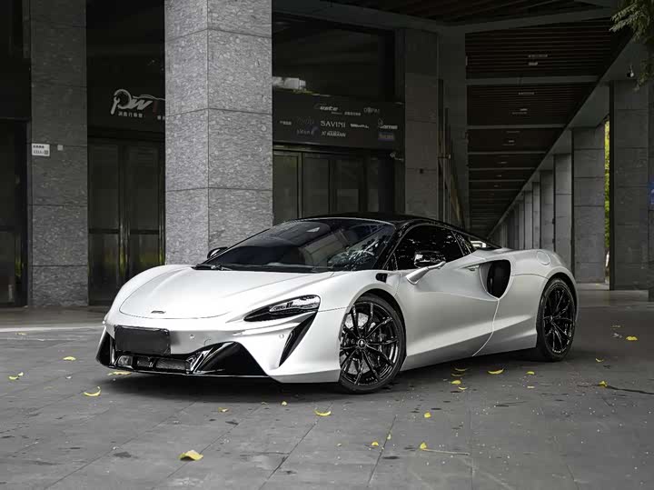 2023 McLaren Artura