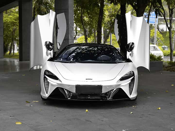 2023 McLaren Artura