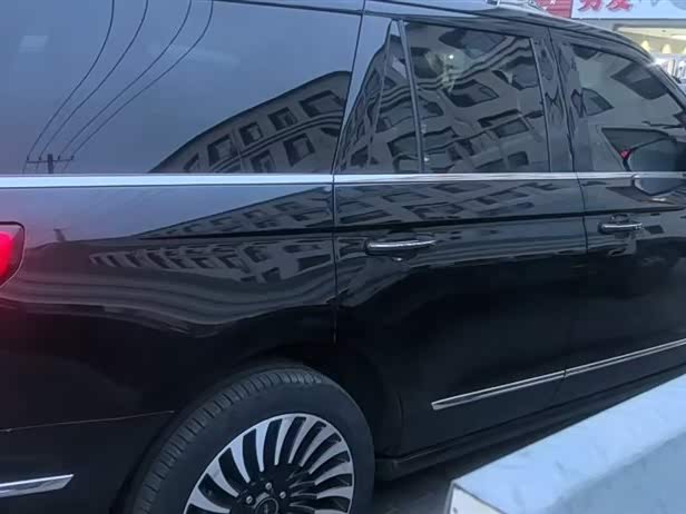 Фото 4 - Lincoln Navigator