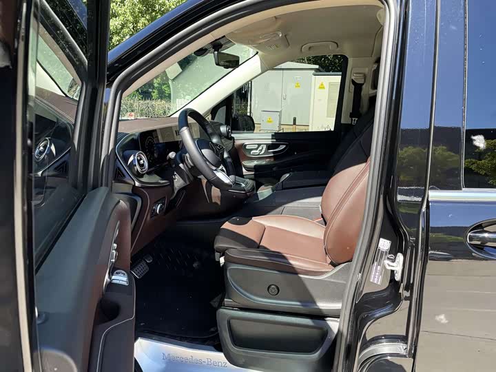Mercedes-Benz V-Class 2024 2024款 V 300 L 长轴距尊贵版