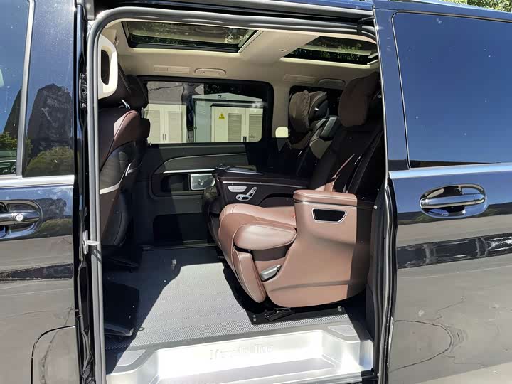 Mercedes-Benz V-Class 2024 2024款 V 300 L 长轴距尊贵版