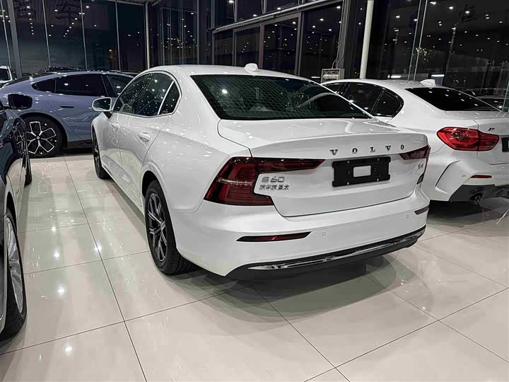 Volvo S60 2025 2025款 B4 智逸豪华版