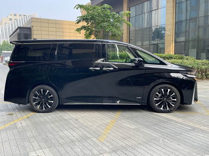 Toyota Vellfire 2025 2025款 皇冠 双擎 2.5L 墨金行政版