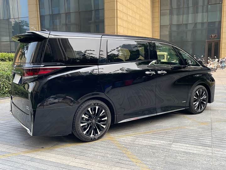 Toyota Vellfire 2025 2025款 皇冠 双擎 2.5L 墨金行政版