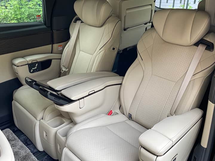 Toyota Vellfire 2025 2025款 皇冠 双擎 2.5L 墨金行政版