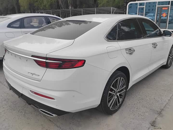 Фото 3 - Geely Preface