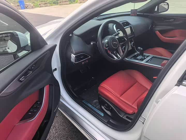 Zdjęcie 4 - Jaguar XE L