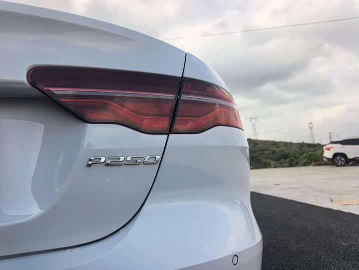 Zdjęcie 8 - Jaguar XE L