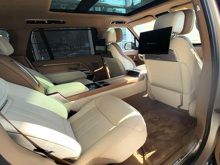 Land Rover Range Rover 2026 2026款 4.4 V8 SV长轴版 四座