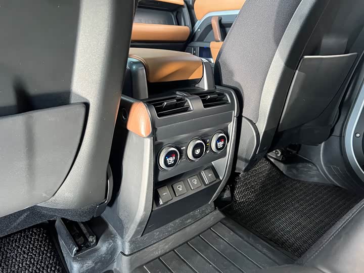 Photo 4 - Land Rover Defender