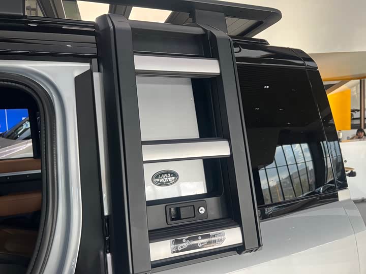 Photo 5 - Land Rover Defender