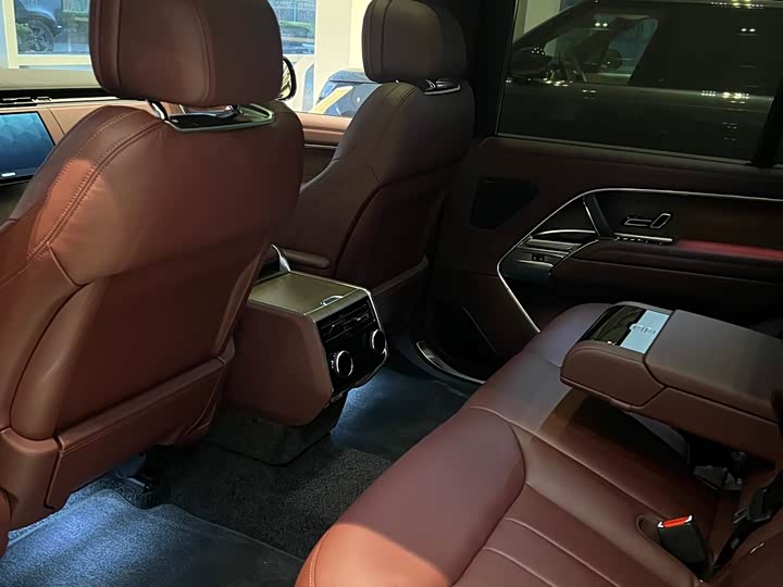 Land Rover Range Rover 2026 2026款 3.0 L6 400PS HSE长轴版