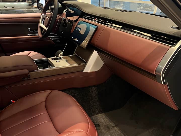 Land Rover Range Rover 2026 2026款 3.0 L6 400PS HSE长轴版