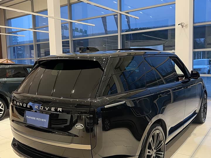 Land Rover Range Rover 2026 2026款 3.0 L6 400PS HSE长轴版