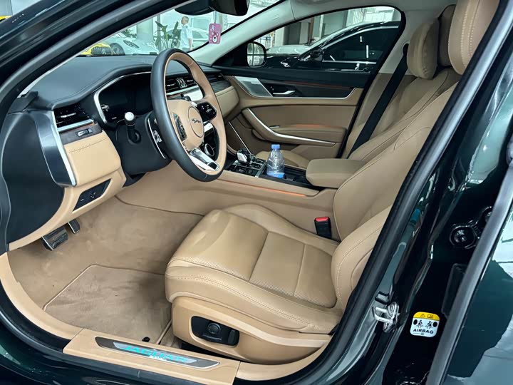 Jaguar XF L 2025 2025款 2.0T P250 两驱尊享豪华版