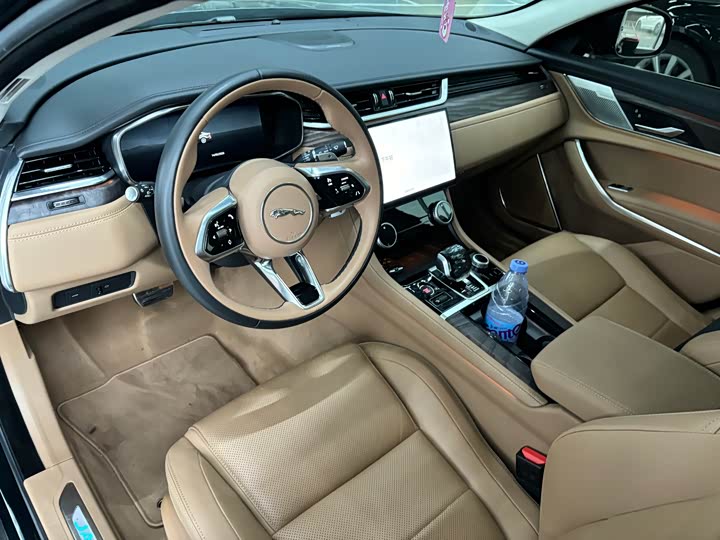 Jaguar XF L 2025 2025款 2.0T P250 两驱尊享豪华版