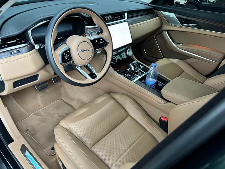Jaguar XF L 2025 2025款 2.0T P250 两驱尊享豪华版