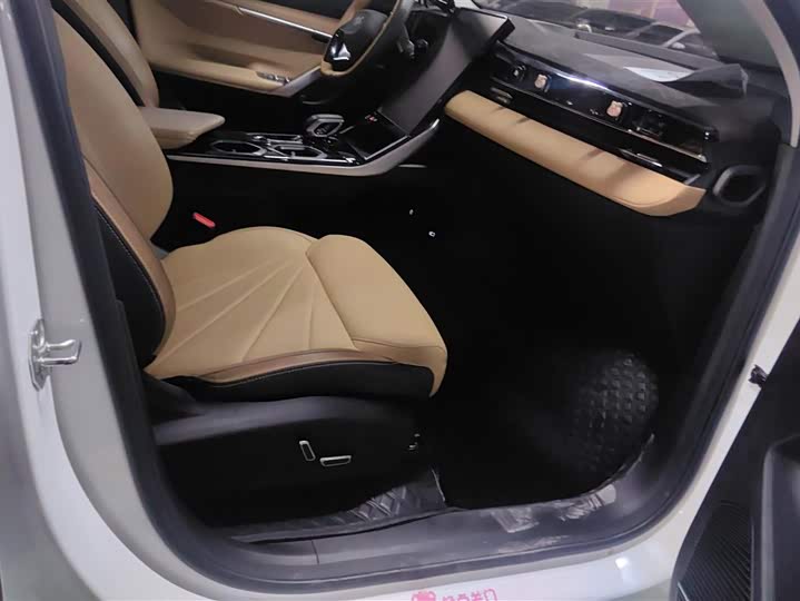 Zdjęcie 8 - Geely Atlas L