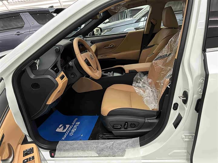 Фото 6 - Lexus ES