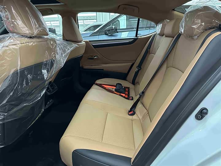 Фото 9 - Lexus ES