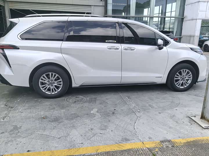 Фото 4 - Toyota Sienna