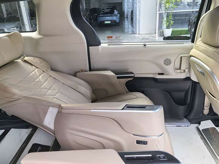 Фото 7 - Toyota Sienna