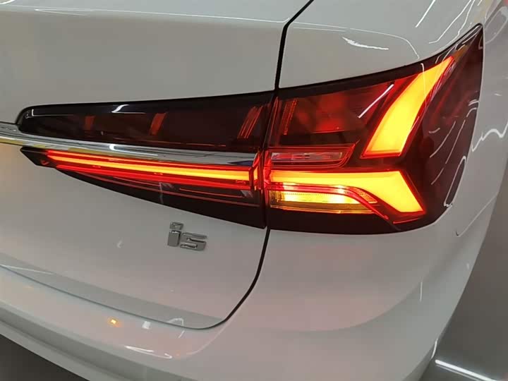 Фото 8 - Roewe i5