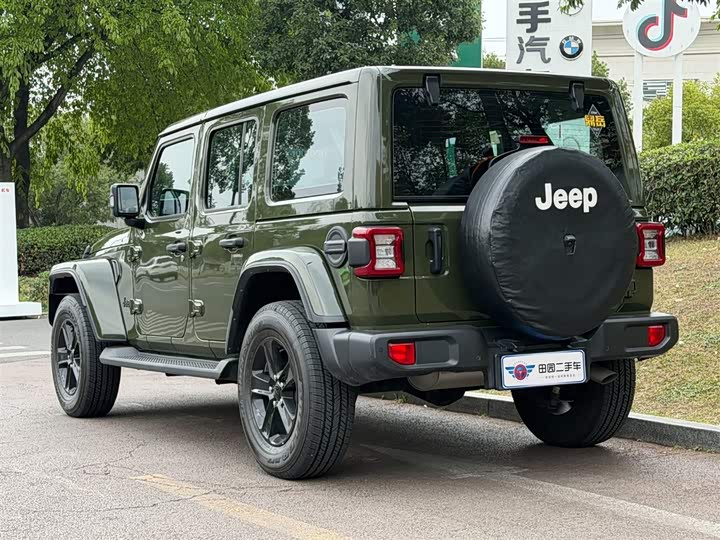 Фото 4 - Jeep Wrangler