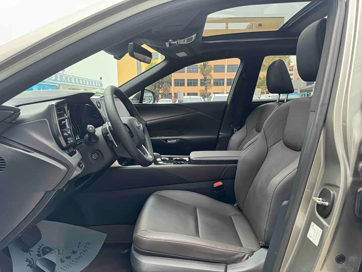 Фото 4 - Lexus RX