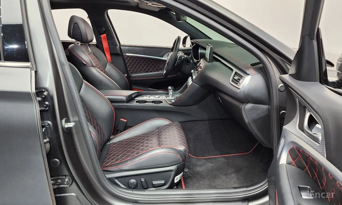 Фото 26 - Genesis G70