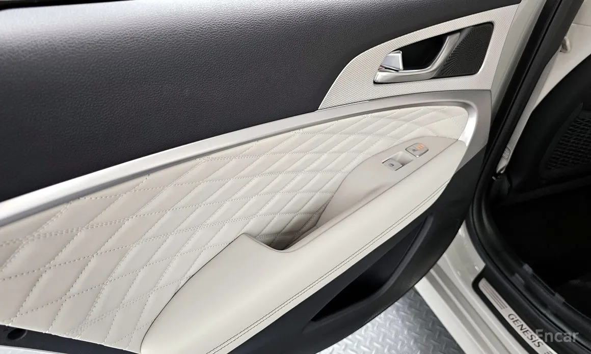 Фото 25 - Genesis G70