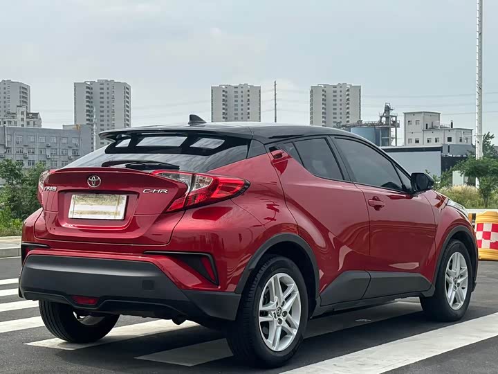 Фото 3 - Toyota C-HR