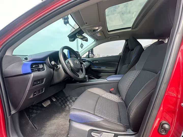 Фото 4 - Toyota C-HR