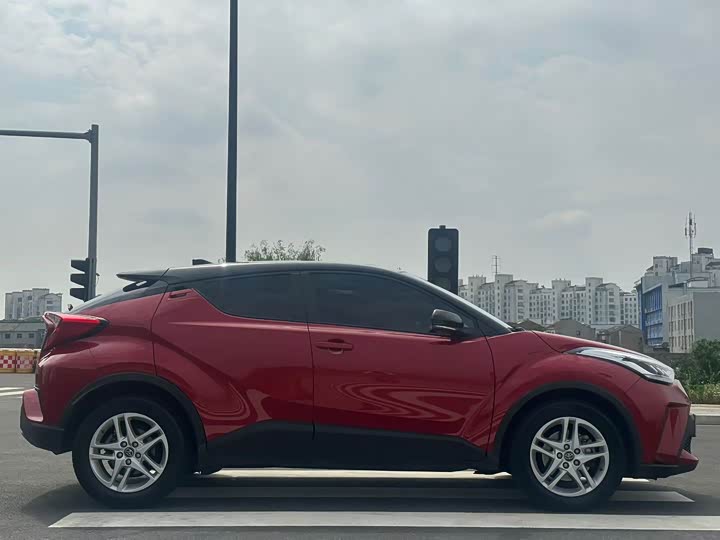 Фото 8 - Toyota C-HR