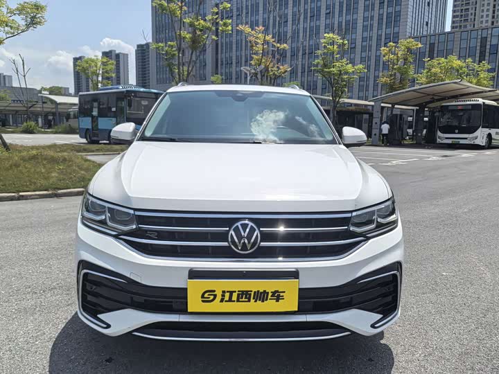 Фото 2 - Volkswagen Tiguan L Pro