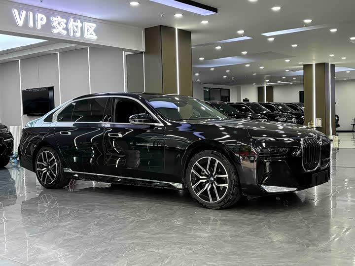 Фото 2 - BMW 7 Series