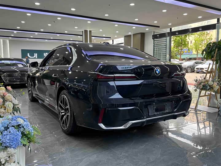 Фото 8 - BMW 7 Series