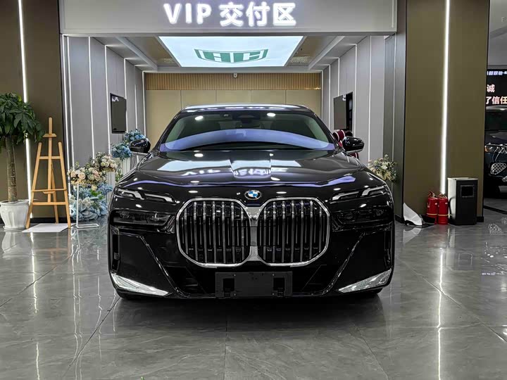 Фото 9 - BMW 7 Series