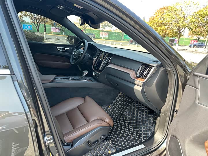 Фото 6 - Volvo XC60