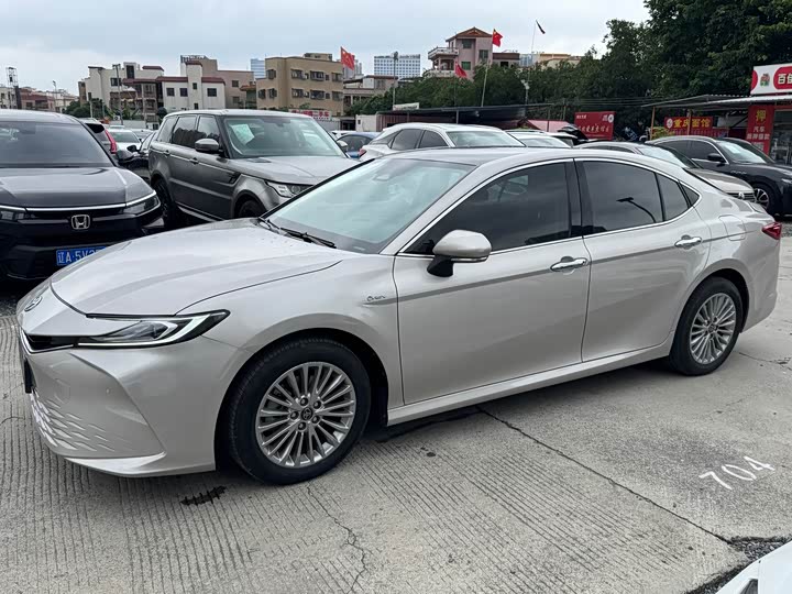 Фото 2 - Toyota Camry