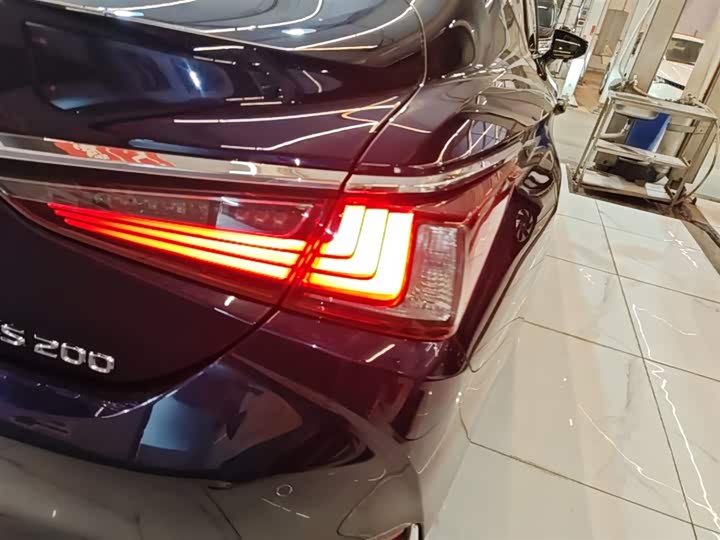Фото 8 - Lexus ES